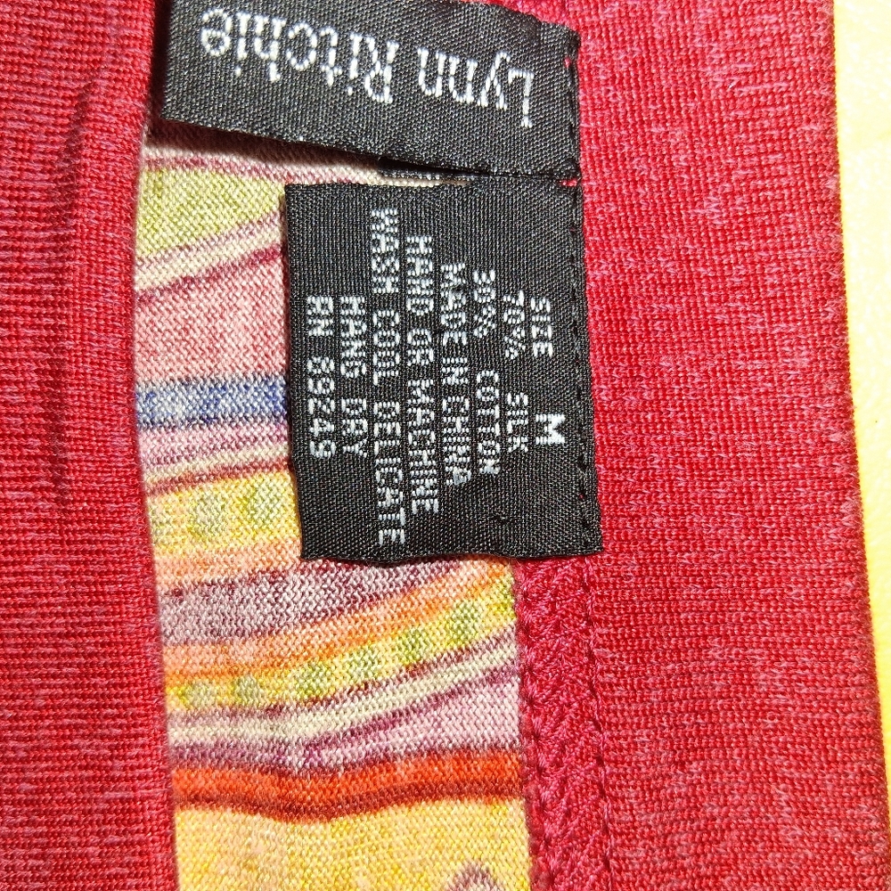 UNIQUE AND RADIANT LYNN RITCHIE ABSTRACT ART BLOUSE. - Picture 5 of 10